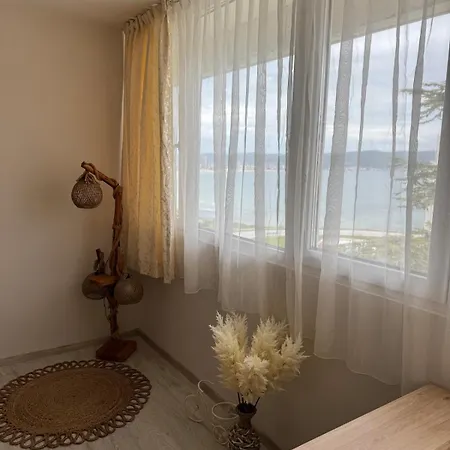 на крачка от морето דירה נסבר